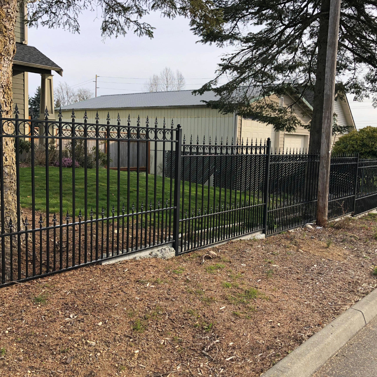 Aleko 4-Panel Steel Fence Kit – PRAGUE Style – 8x5 ft. Each