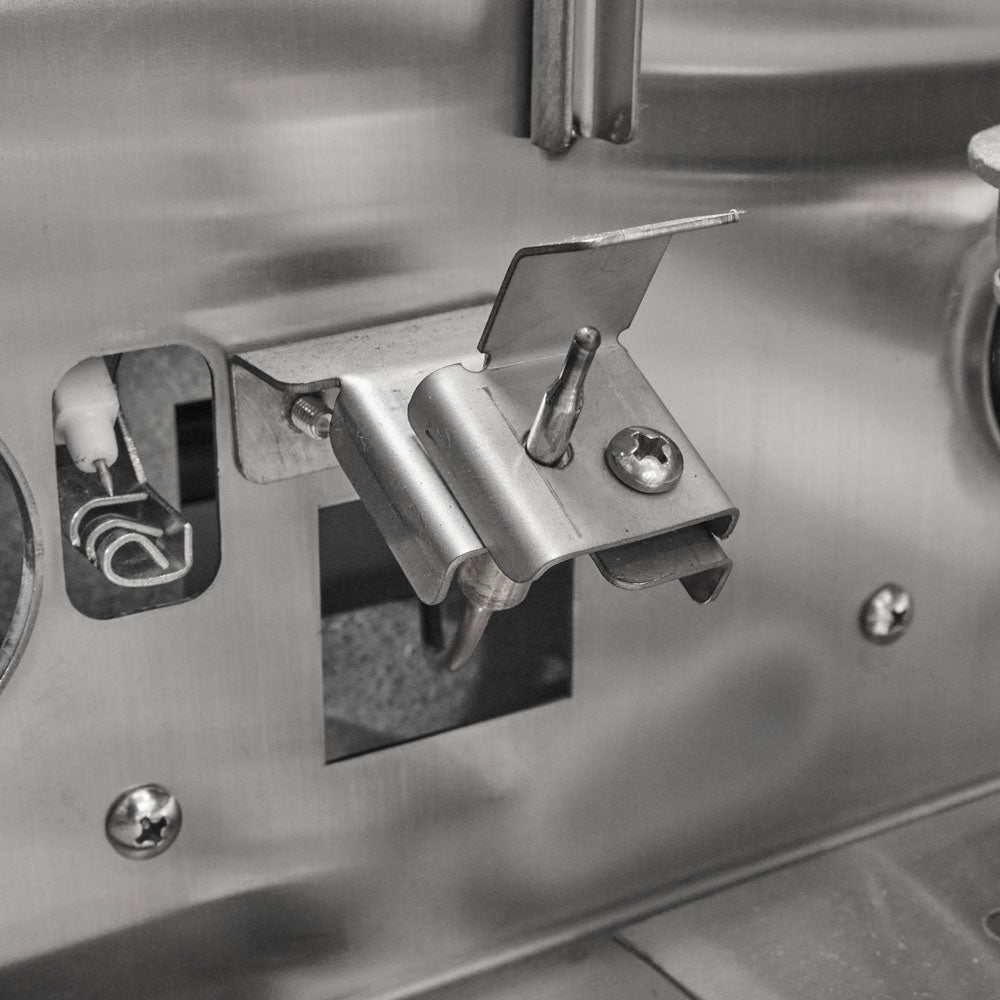 https://cdn.shopify.com/s/files/1/0226/6388/8970/files/coyote-36-cl-series-built-in-grill-c3cl36-18_f99ed12d-0d2e-4e2a-9700-3befc3429680.jpg?v=1746126837