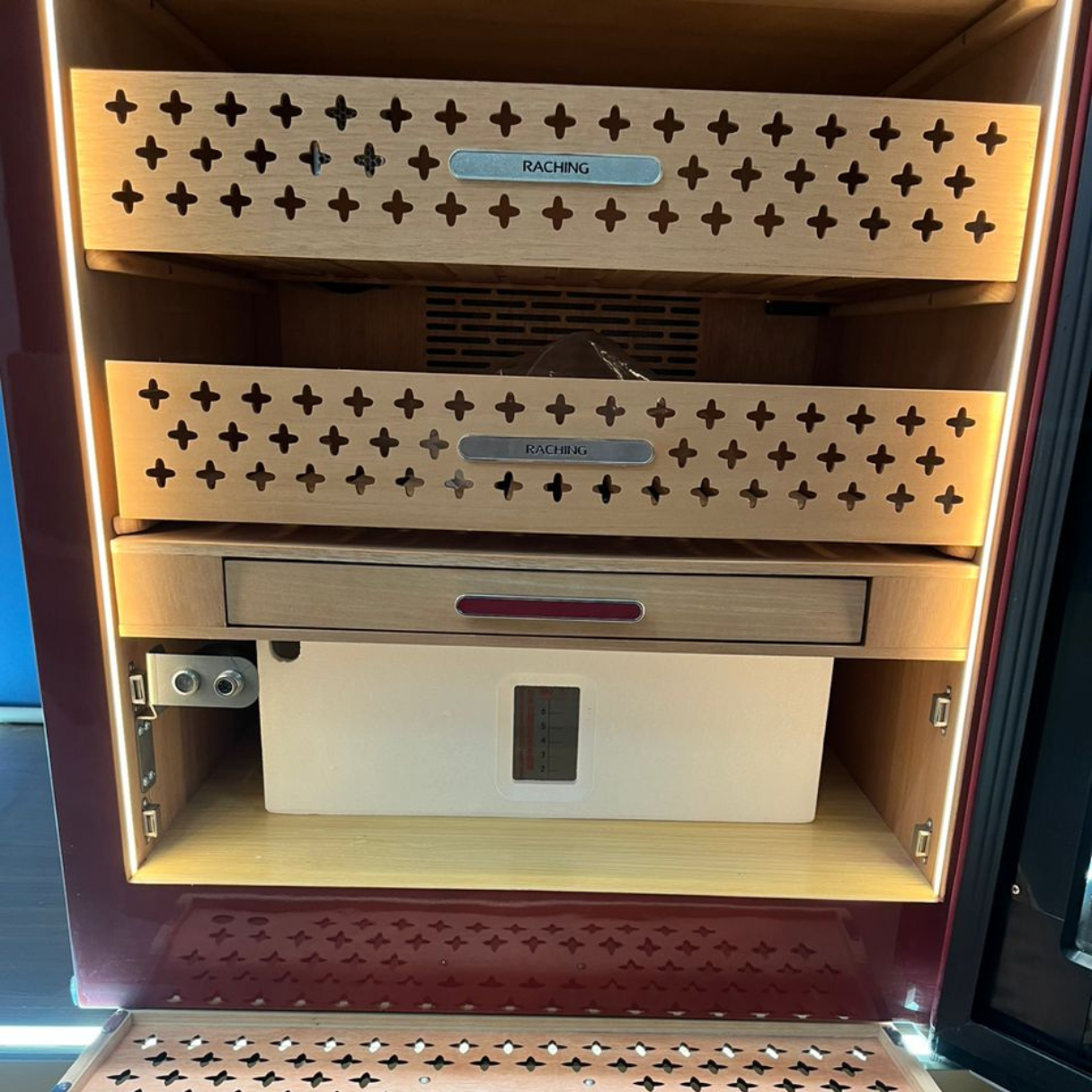 https://cdn.shopify.com/s/files/1/0685/8231/0080/files/Raching-Reserva-RR-Series-3000-Cigar-Electric-Humidors-Havana-Tan-Tray_Details-4__25475.1736385259.1280.1280.png?v=1754930163