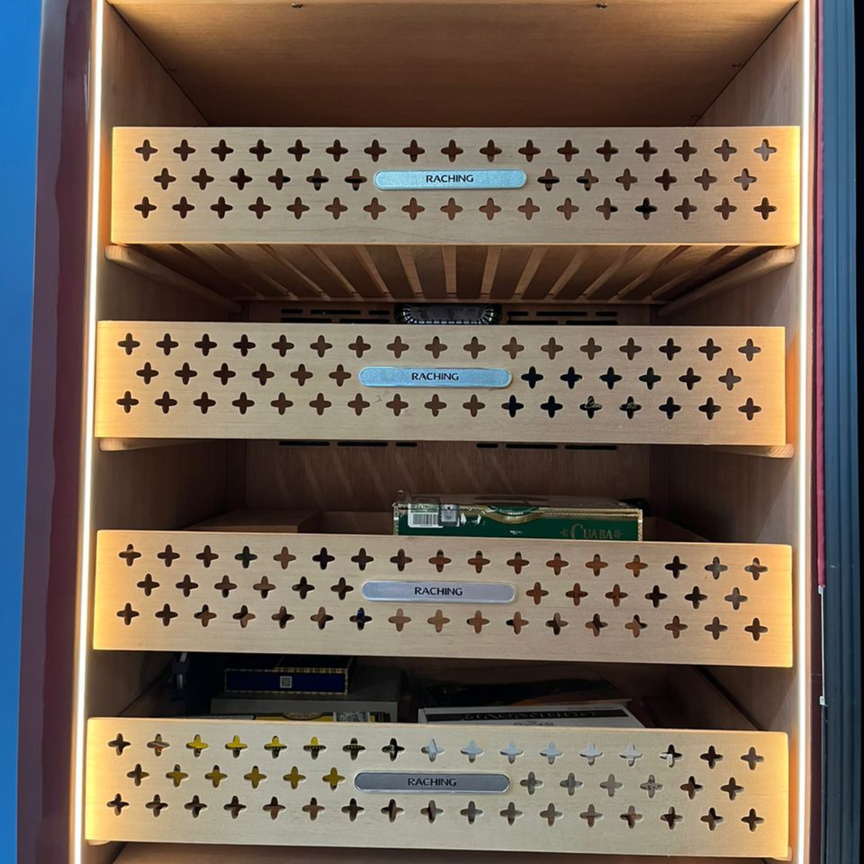 https://cdn.shopify.com/s/files/1/0685/8231/0080/files/Raching-Reserva-RR-Series-3000-Cigar-Electric-Humidors-Havana-Tan-Tray_Details-2__70252.1736385269.1280.1280.png?v=1754930163